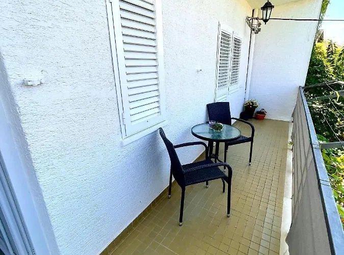 For 6 + Free Parking Place זאדאר