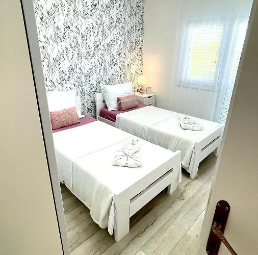 Apartment For 6 + Free Parking Place Zadar