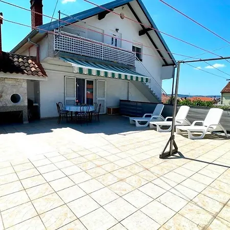 For 6 + Free Parking Place Apartment *
